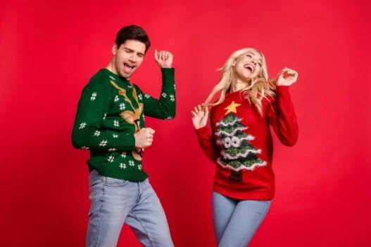 Par i hver deres julesweater